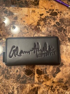 Glam-Aholic Lifestyle Black Zip Wallet
